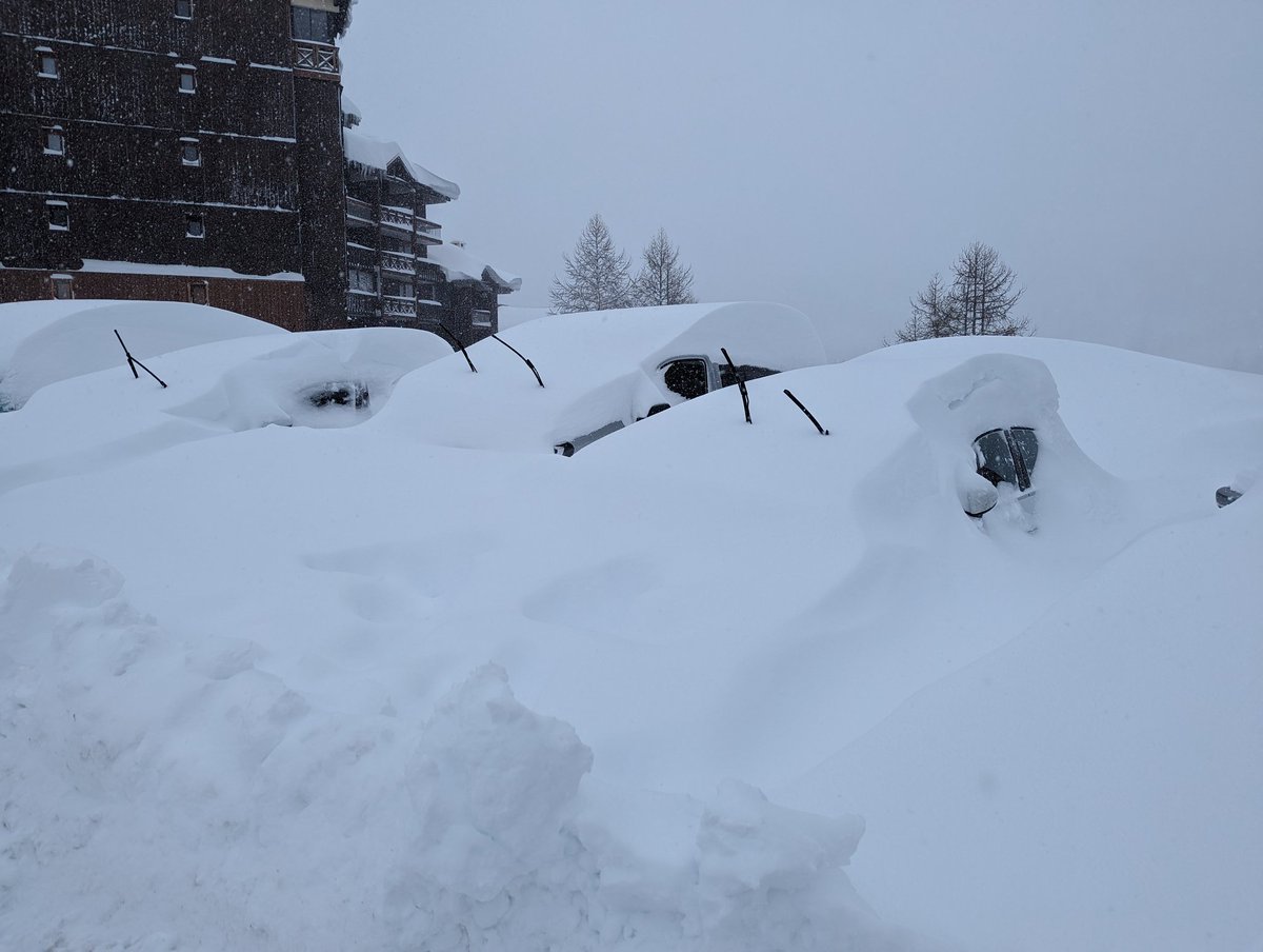 BMTHphantom's tweet photo. Suis-je coincée dans la neige pour l'éternité? ❄️ https://t.co/3JvOdtQM6b