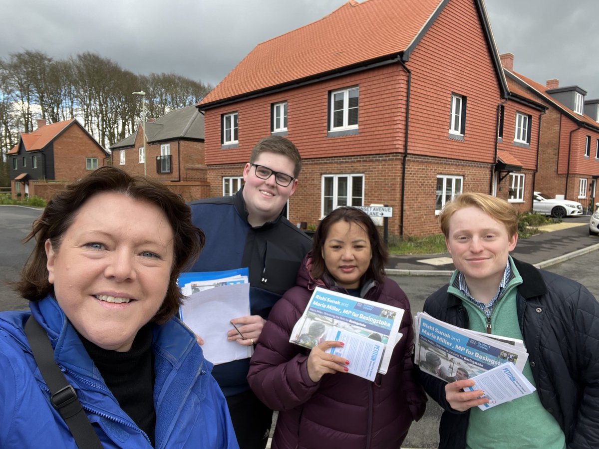 Out meeting residents in Hounsome Fields with our great ⁦<a href="/BSKconservative/">Basingstoke Conservatives</a>⁩ team. Lots of support for our petition to cut traffic speed on A30 west of Basingstoke &amp; for more safe pedestrian crossings, especially for children attending the new school including from Beggarwood