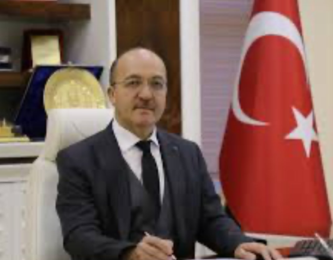 Eleştirdik…
Hakkını teslim edelim..
ZEYBEK HOCA TARİH YAZMIŞ!..

Geçtiğimiz günlerde Gümüşhane Üniversitesi Rektörü Prof. Dr. Halil İbrahim Zeybek’in şehirdeki sendikalara yönelik tartışmalar içinde olmasını eleştirmiştik…
Eleştirirken Zeybek hocanın  üniversiteyi getirdiği