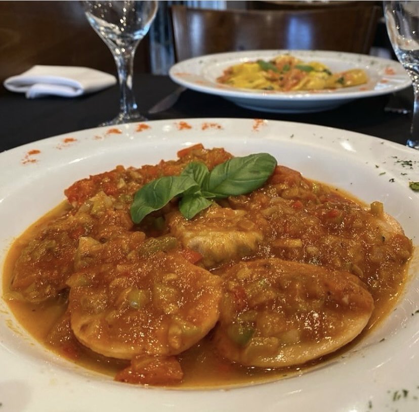 LaCasonaDFlores's tweet photo. Domingo de Sorrentinos de Bondiola Braseada 😋👌
Disfrutá el Show De Pastas de La Casona de Flores
Av.Avellaneda 1899
Salones Climatizados
Reservas 📞4632-1060
WhatsApp 11-5667-4097
#lacasonadeflores
#pastas #pastascaseras #resto #trattoria #sorrentinos #bondiola #Domingo https://t.co/SiqzzaPZ9P