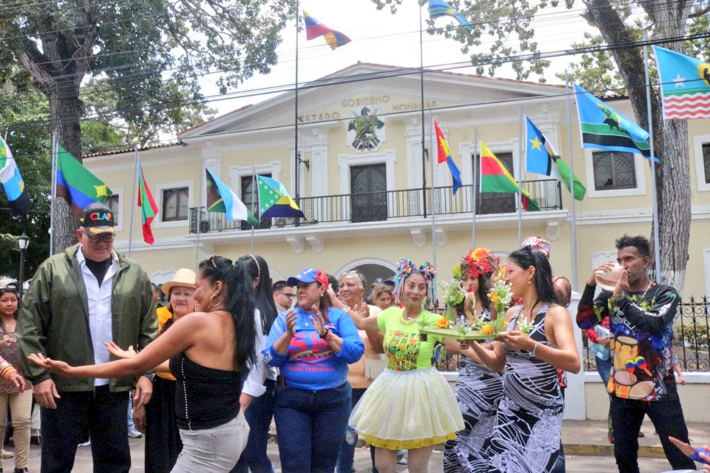 MinAlimenVen's tweet photo. #Monagas | Cultoras y Cultores asistieron este #2Mar a la Plaza Bolívar de Maturín junto al gobernador @ErnestoLunaPsuv y el ministro @LealTelleria, atendiendo el llamado del presidente @NicolasMaduro al registro de la Gran Misión Viva Venezuela Mi Patria Querida. #VivaVenezuela https://t.co/LWjiHplJXH
