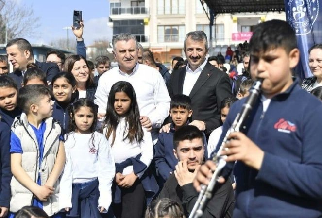 Fevzipasaedirne's tweet photo. Gençlik ve Spor Bakanı Sn. Dr Osman Aşkın Bak, Valimiz Yunus Sezer ve beraberindekiler Valiliğimiz himayelerinde başlatılan Mahalle Ligi ve Okuldan Spora Projelerinin Lansmanını gerçekleştirdi. Çeşitli etkinliklerin yer aldığı açılış töreninde öğrencilerimiz de yerlerini aldılar. https://t.co/VB0Y5lX4RW