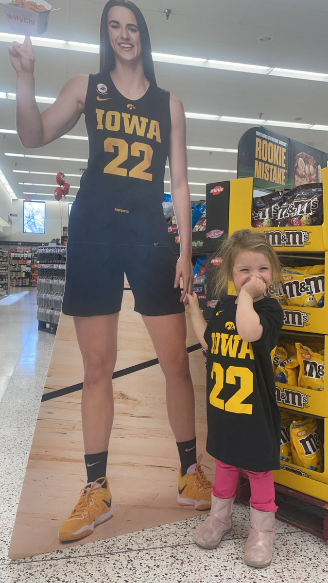 ChrisMReck's tweet image. Big game in Iowa City today, and Tye found a good luck charm for @IowaWBB with @CaitlinClark22 at @HyVee in West Des Moines . Go hawks! 🐤🐤🐤 @CollegeGameDay