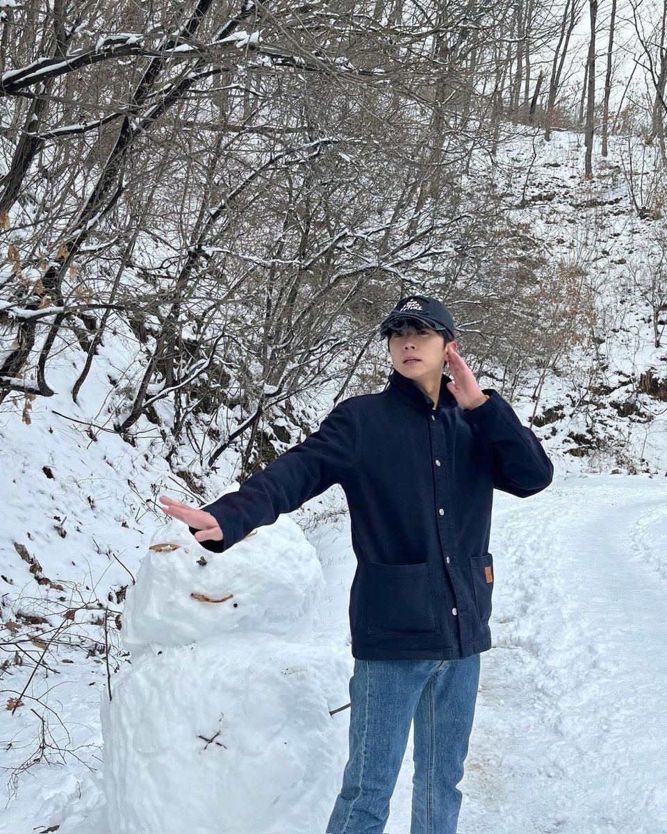 2pmalways's tweet photo. [2PM IG]
We're sure he's a puppy as he likes snow 🐶

#LookingAt #JangPuppy #WeAreNowExcited 💙
https://t.co/X2jZkZo4SZ https://t.co/0qLP5rgoV3