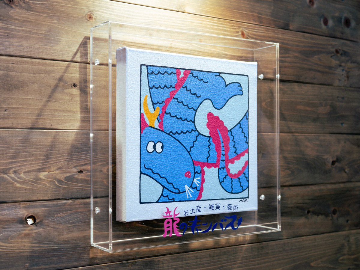 amane_design's tweet image. 香川県多度津町の「おのみち屋・龍のキャンバス」のサインデザインを担当しました。

スズメと龍のイラストはヒダカナオトさん（@pelapela350）のオリジナルキャラクターを起用してデザイン展開しました。

#サインデザイン #signdesign
#ロゴデザイン #logodesign
#ヒダカナオト