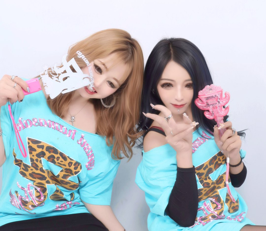 wacha_s2's tweet photo. 千葉で一緒だったちょまとお互い
今ツラストの長崎！はっちゃけすぎて
周りの皆様ごめんなさいすぎた🤣
ドタバタすぎて会えたのに写真撮れなかったりして申し訳ない🥺
帰りも銀テ配りおねーさんしてたら沢山ありがとう💜って🥺あゆ最高！TAあったけぇ💜らぶー！！！ https://t.co/F5i78KXjD4