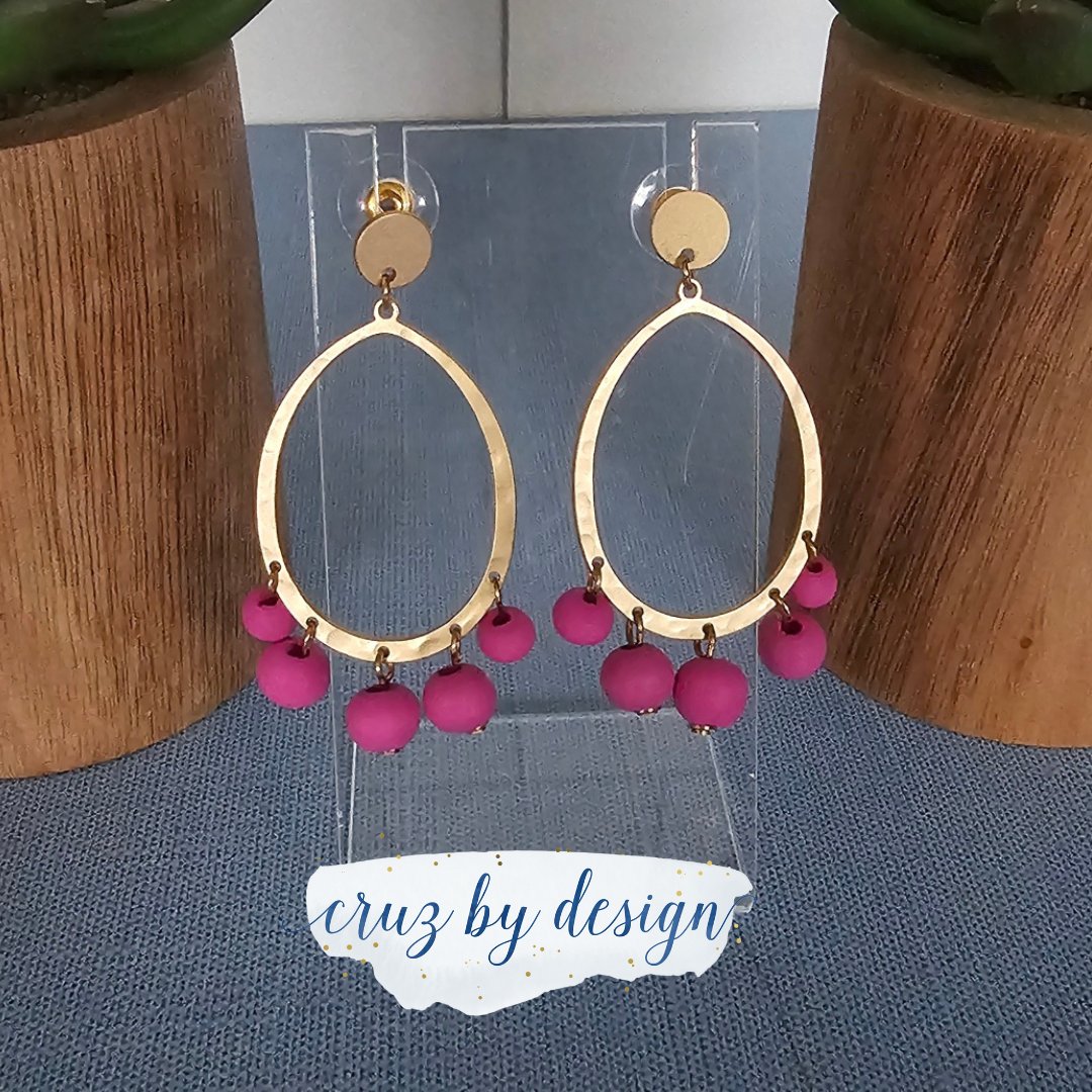 Dangling gold hoops adorned with vibrant hot pink beads provide a delightful and entertaining touch. ✨

#dunedinboutique #palmharborboutique #blingblimg #earrings #jewelry #fashionjewelry #boutiquejewelry #fashionista #chic #fashion #boutiqueshopping #newarrival #musthaves