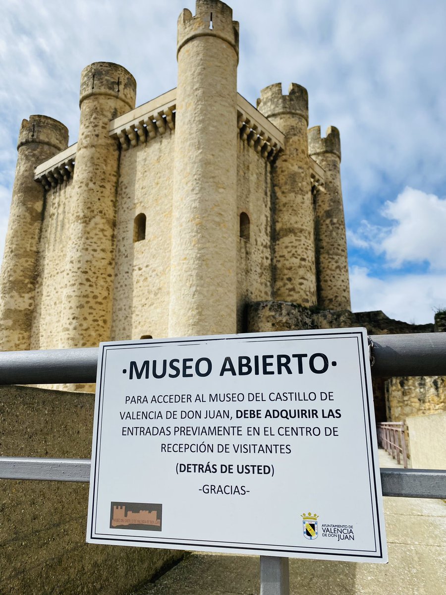 Hablamos de qué hacer en la España vacía: lo primero podría ser abrir los monumentos cuando decimos que están abiertos, y no engañar a los visitantes que seguramente no le darán una segunda oportunidad. En el castillo de @ValenciaDeDJuan #castillovalenciadedonjuan