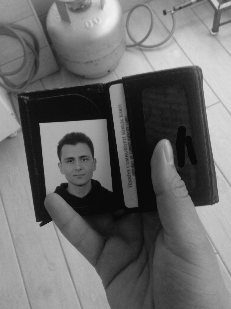 Cüzdanında kimin resmini taşıyorsan ona aitsin...
@IceWorthH