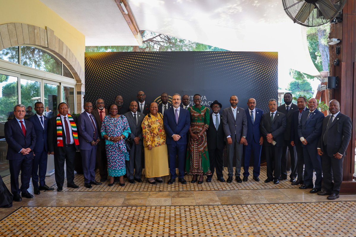 Minister of Foreign Affairs @HakanFidan met with the representatives of the African countries following the end of the Antalya Diplomacy Forum (#ADF2024).

#MEET4DIPLOMACY
#ThinkTogetherActTogether