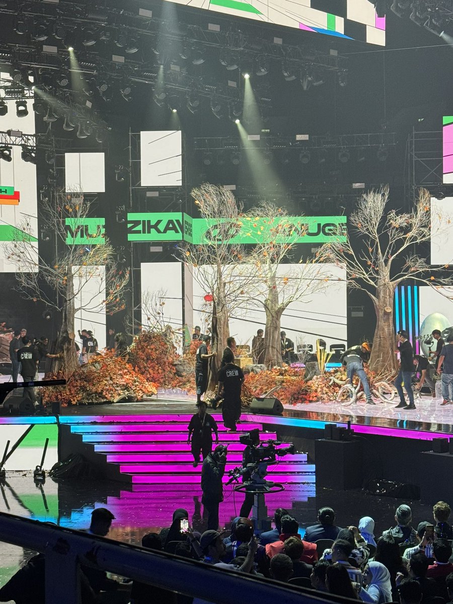 zawirrahim's tweet photo. Next up @ainaabdulmusic 
#AJL38 #Muzikaverse #AJLPalingIkonik @tv3malaysia https://t.co/pTFLakadek