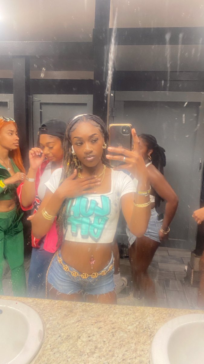 briony_y's tweet image. I'll put my Airpod in wherever I need to hear my own music at 🤣🤣🤧 
#Jukejoint #90svibe #dreadheadbabe