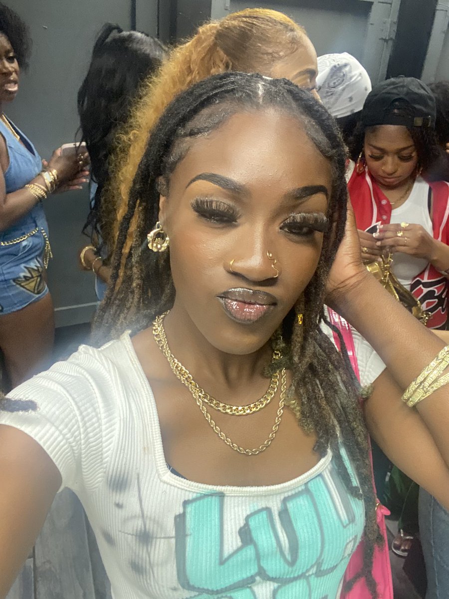 briony_y's tweet image. I'll put my Airpod in wherever I need to hear my own music at 🤣🤣🤧 
#Jukejoint #90svibe #dreadheadbabe