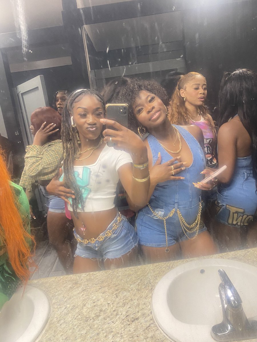 briony_y's tweet image. I'll put my Airpod in wherever I need to hear my own music at 🤣🤣🤧 
#Jukejoint #90svibe #dreadheadbabe