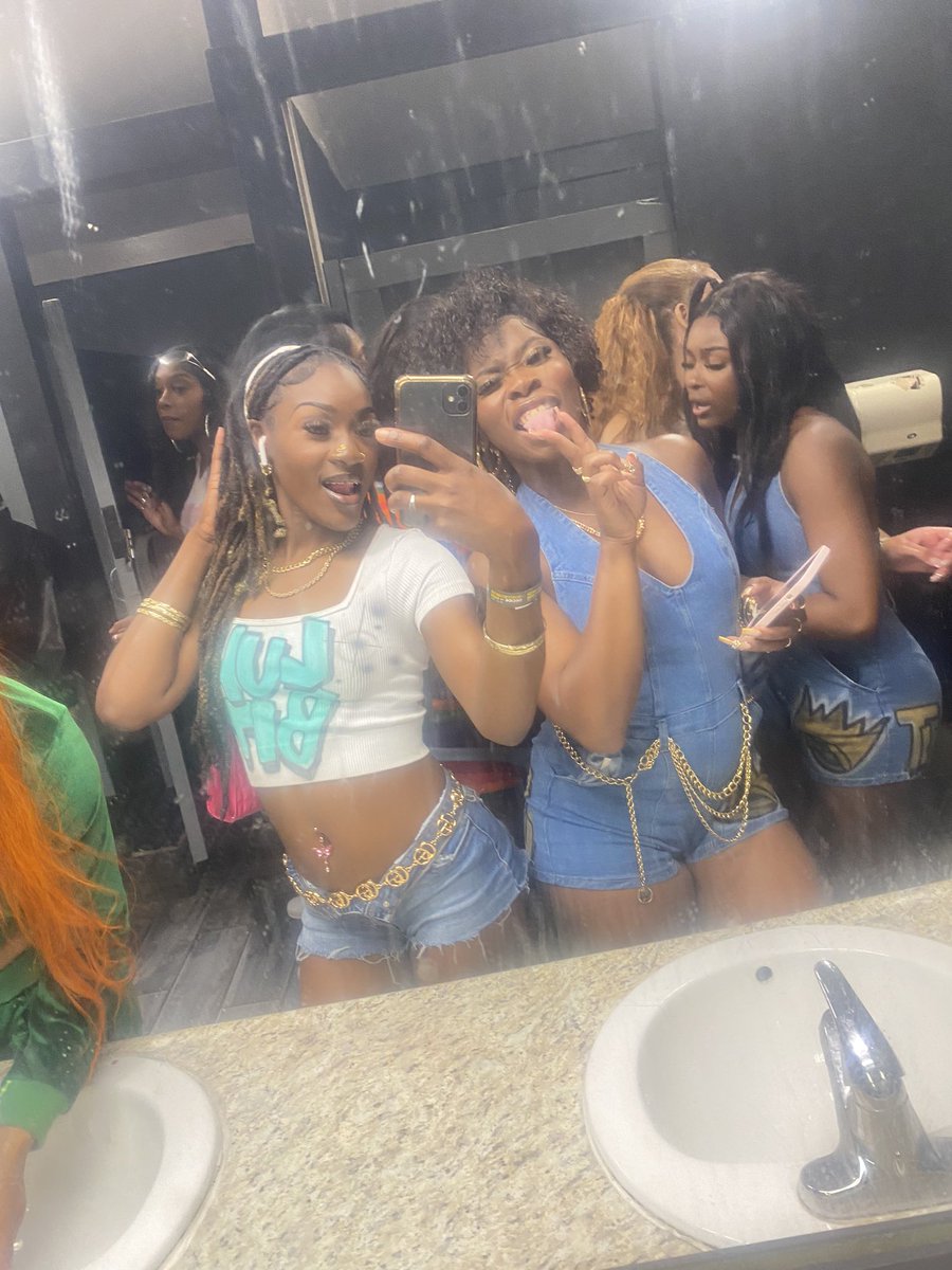 briony_y's tweet image. I'll put my Airpod in wherever I need to hear my own music at 🤣🤣🤧 
#Jukejoint #90svibe #dreadheadbabe