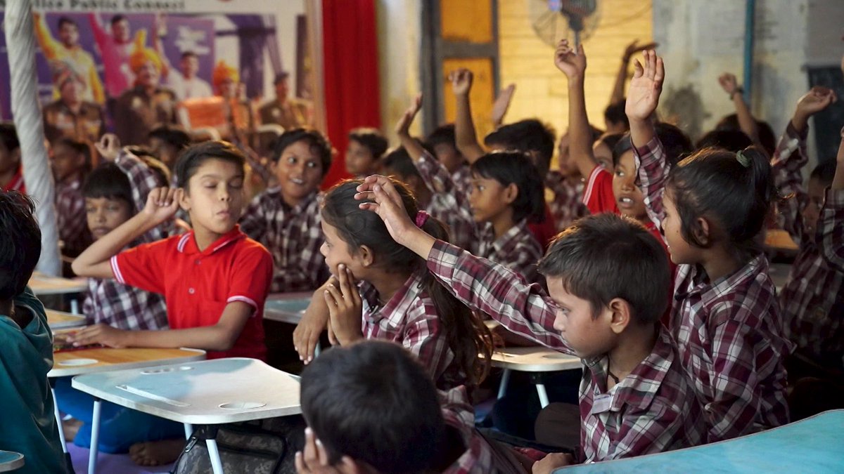 #Indien: Die Straßenschule
Mehr als 80 Kinder unterrichtet Than Singh täglich - mitten auf einem Parkplatz in Indiens Hauptstadt #Neu-Delhi. Mit der Straßenschule will er denjenigen helfen, die aus armen Verhältnissen stammen - heute im @weltspiegel_ARD