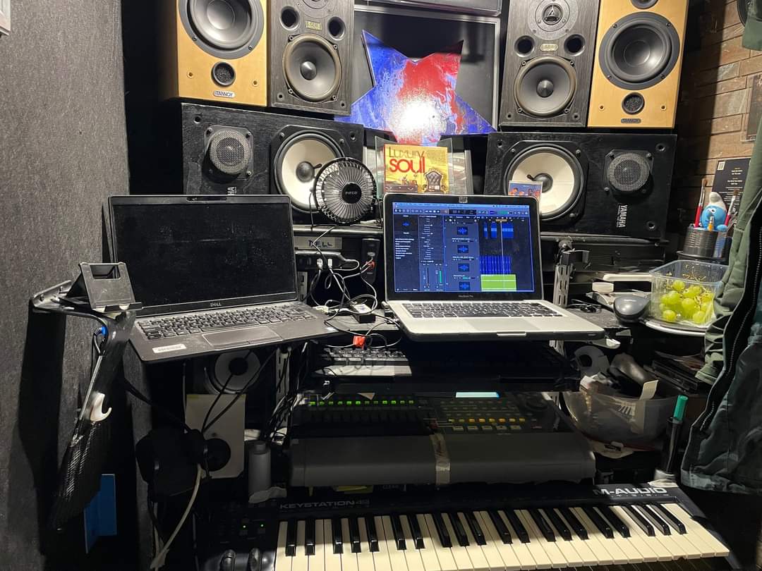 ParadiseProjex's tweet image. 🖤🤍💜 Mixing 🎵 🎧 🎶 #theparadiseprojex #newmusic #lp #singingandhealing #collective #paradiseprojexfamily #glove #iamyou  #becomingmyownbestfriend 🖤🤍💜