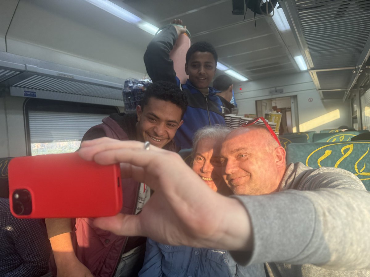 There is no @_DiningCar on the 14.20 Cairo to Port Siad but refreshments were provided alfresco - @andrewjthorp made friends and made the journey go that bit quicker