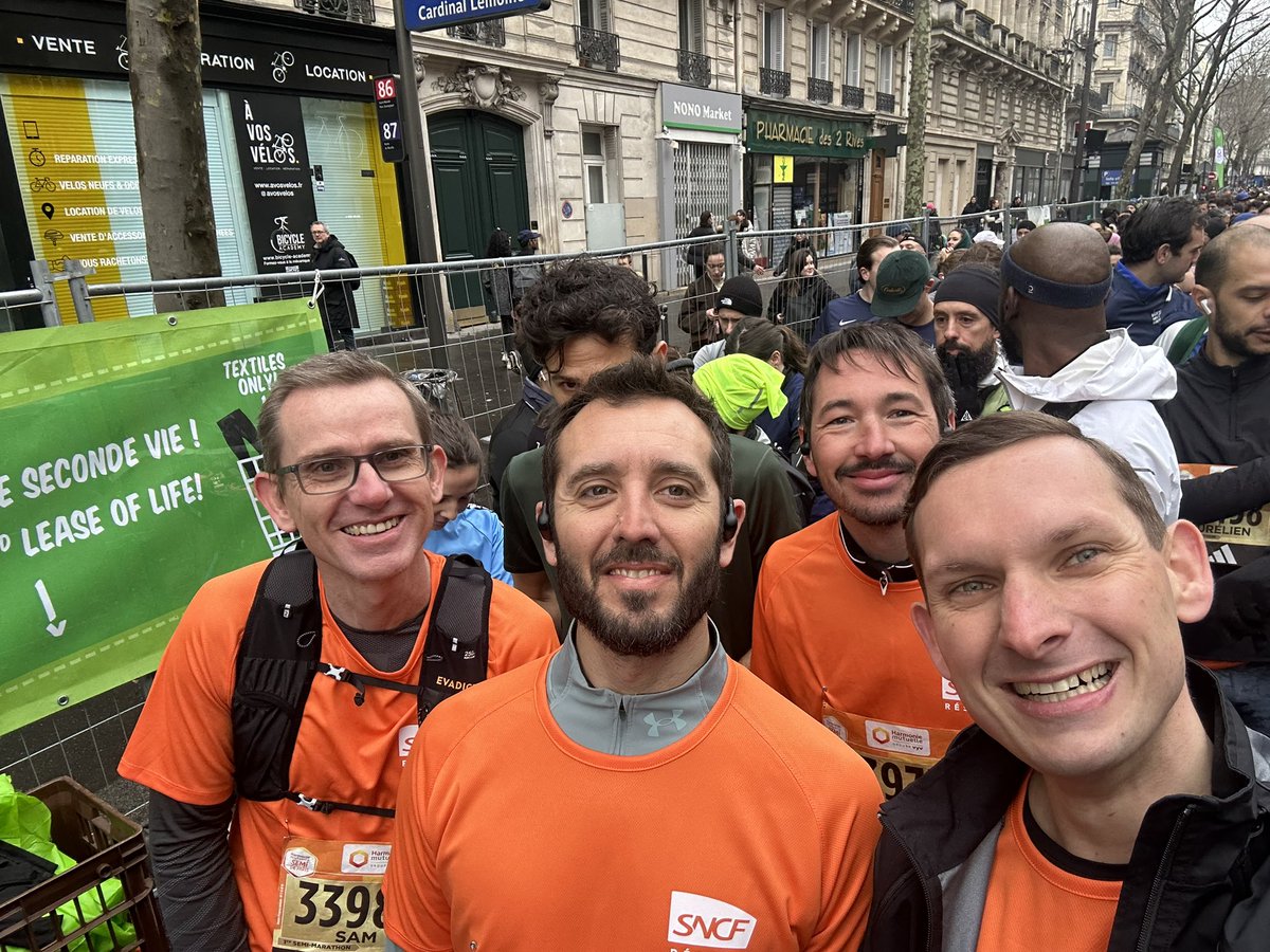 Ce matin, départ du #SemiParis 2024 pour l’Infrapôle Paris Saint-Lazare. 
Au total, 35 coureurs qui ont représenté les couleurs de l’établissement et de <a href="/SNCFReseau/">SNCF Réseau</a> !

Bravo à toutes et à tous !