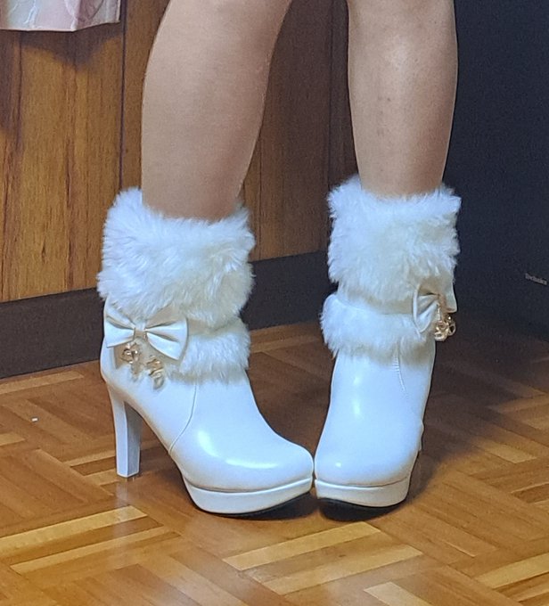 この白い　ショートブーツ 可愛くない？ 使うのがもったいない気がして&hellip; 新品のまま　とっておきたい でも&hellip;　履いてお出かけしたい あ～っ　もぉ～っ🤣 https://t.co/vM0AFKLEtL