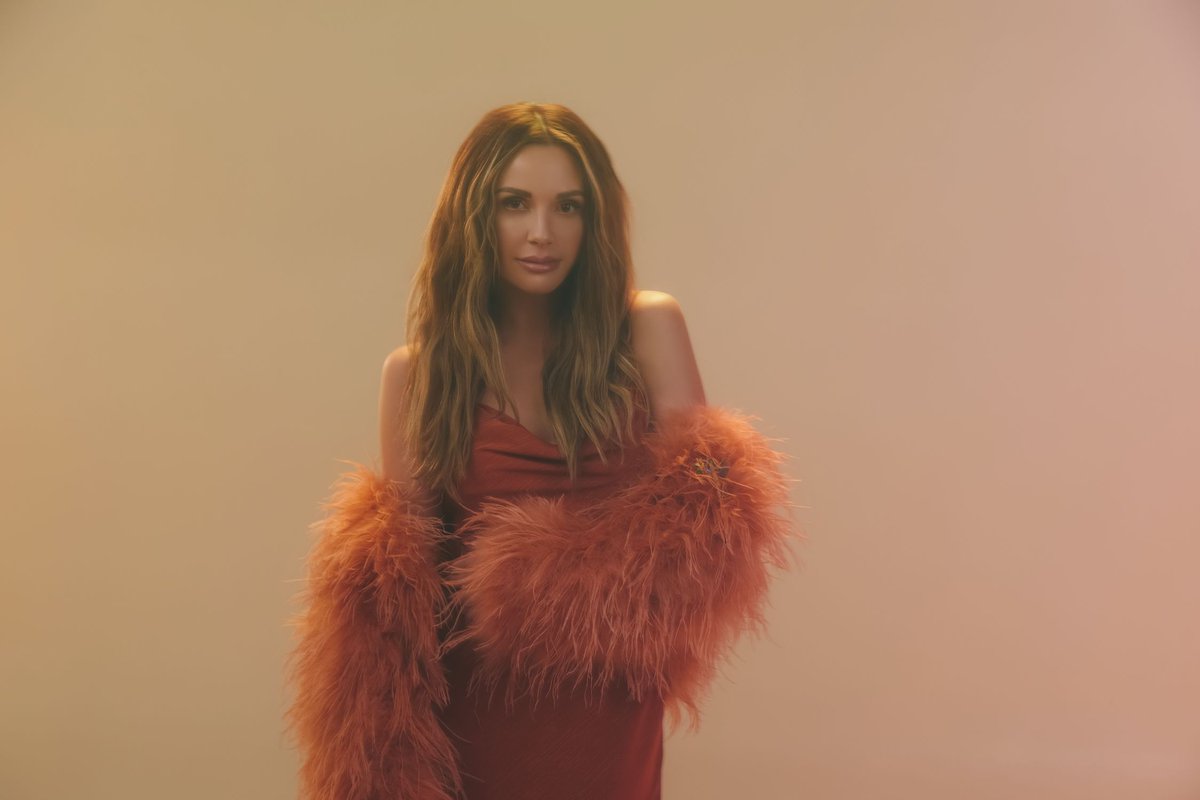 Ahead of her performance on the main stage @C2CFestival this week, @CarlyPearce has announced her fourth studio album #Hummingbird, set for release in June, here's everything we know so far... buff.ly/4bVYwjx