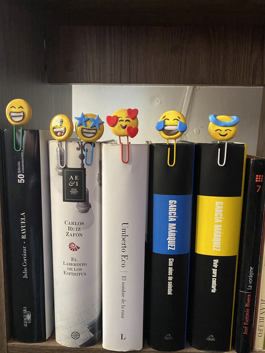 "Los libros anhelan ser leídos, así como los humanos anhelamos ser amados"
- Kiera Michelle Telford