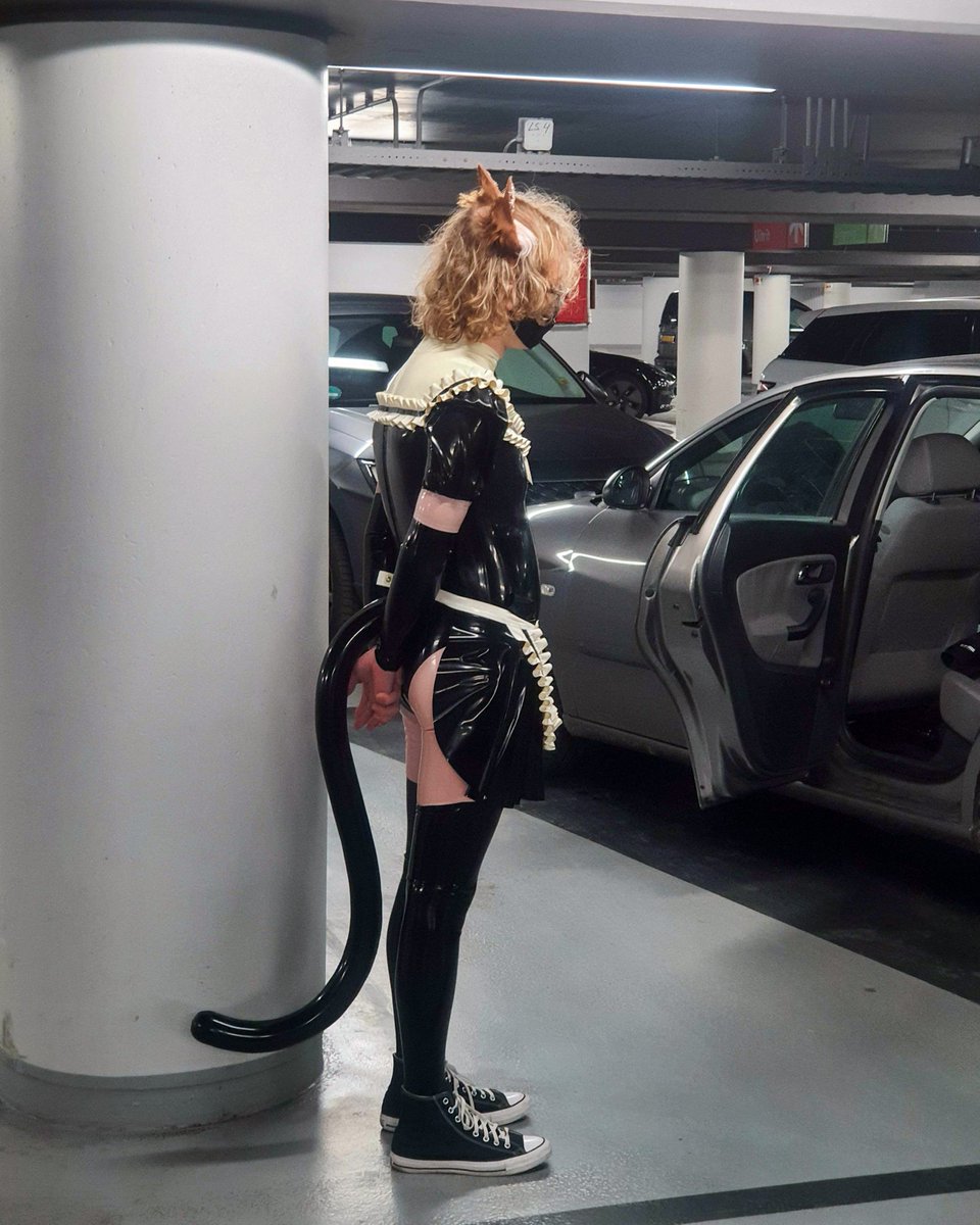 Cat Maid in the parking garage after the party.
#latex #rubber #latexfashion #ラバー