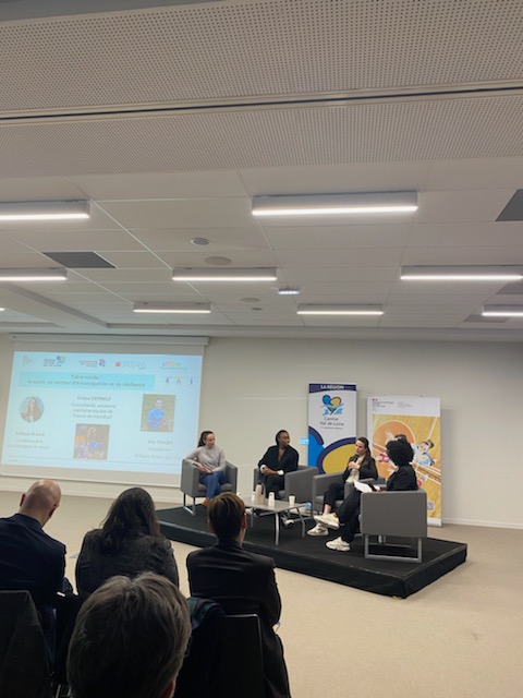 📢 La conférence se poursuit !

↪️ " Le sport un vecteur d'émancipation et de résilience" par Siraba Dembele, ancienne capitaine de Fr Alix Pinon et Melissa Plaza
↪️ Slam avec Mélissa Plaza, slameuse pro
↪️ Conclusion par <a href="/paulsechaud/">paul sechaud</a>, @mkmoulay, Adrien Meo et Béatrice Barbusse