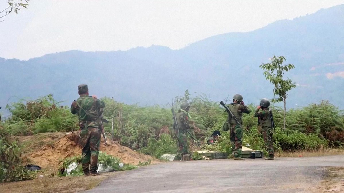 #Myanmar - #Bürgerkrieg: junge Menschen fliehen nach #Thailand - denn in Myanmar wird die #Wehrpflicht eingeführt, mehr heute im @Weltspiegel_ARD