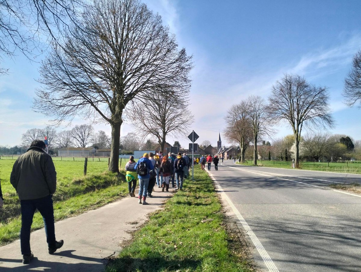 200+ Menschen haben heute bei strahlendem Sonnenschein am #Wasser-Spaziergang durch #Keyenberg teilgenommen! ♥️ Die Bewegung für Wassergerechtigkeit wächst - weiter geht's am 23.März mit der #Radtour entlang der geplanten RWE-Pipeline! alle-doerfer-bleiben.de/wasser/radtour/ #AlleDoerferBleiben