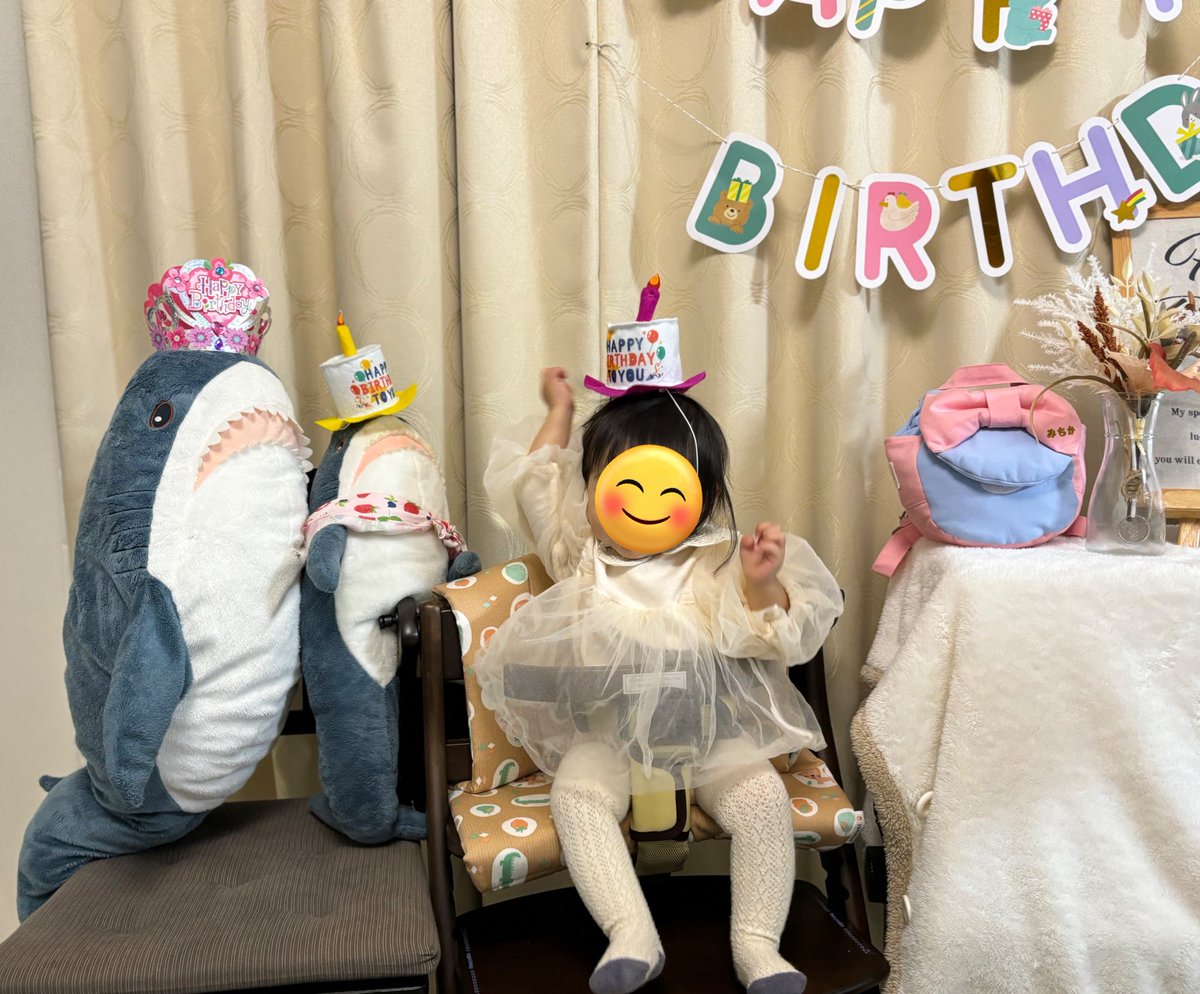 10Ymk's tweet image. 最近は毎日バタバタと過ごしていて
なかなかサメと写真を撮る機会が激減しておりますが
相変わらず サメに囲まれながら
家族仲良く過ごしております🦈✨

キャビちゃん（50cm）より小さかった娘も
とうに追い越して😳
ヒレちゃん（100cm）を持って走っています🦈💨
#IKEAのサメ
#サメ
#ikeashark