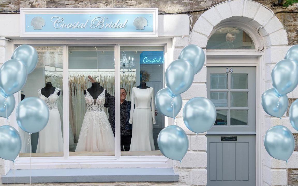 This evening I photographed the Coastal Bridal open party!! Featuring tunes from John Green Dynamic Entertainments and cake from the amazing The Cornish Cakery it was a fabulous evening! Lots of familiar faces coming to show their support for the new… go.srw.link/T3YHw9