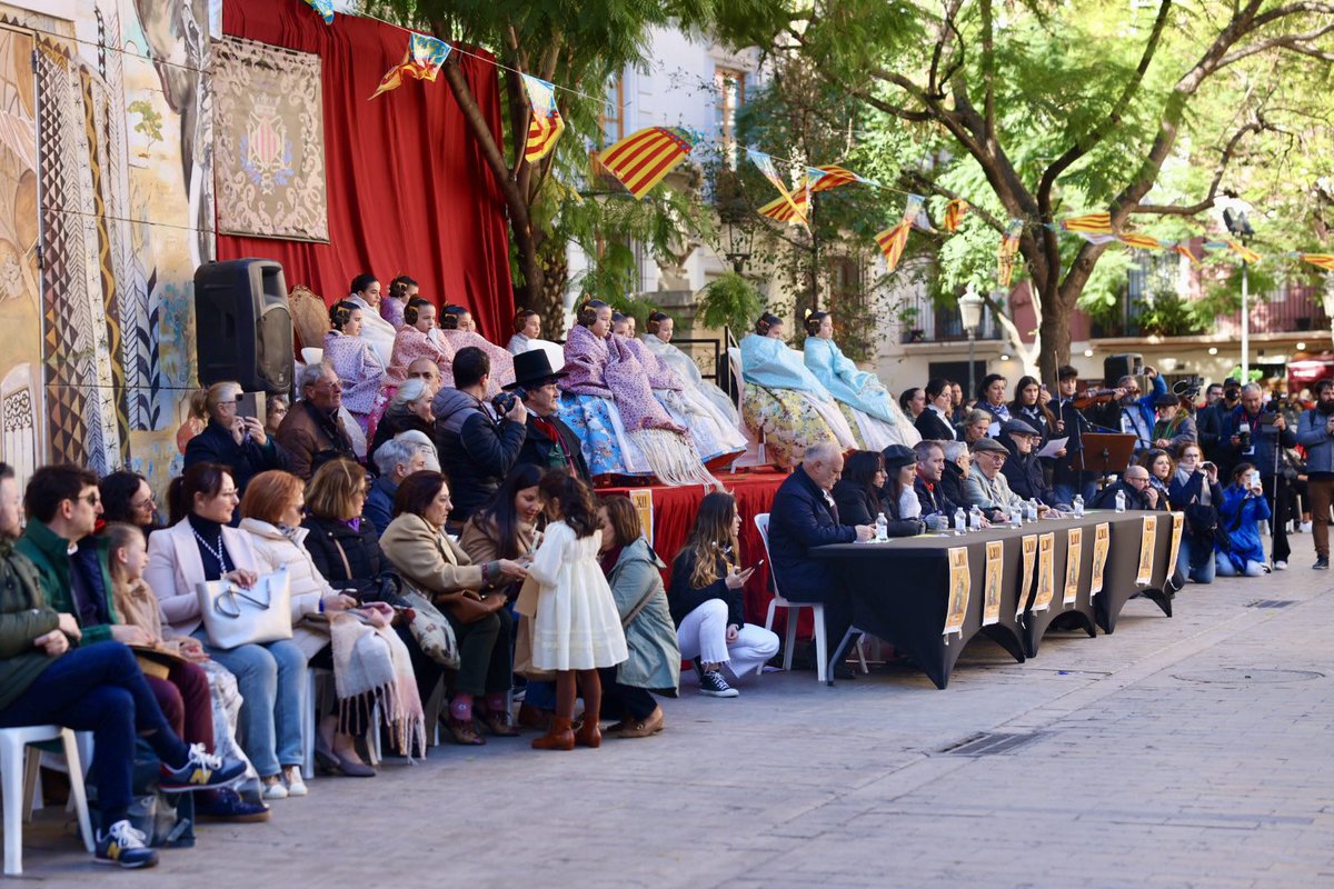 JCF_Valencia's tweet photo. 🪑🌳 Hui al barri del Carme, la @fplacadelarbre ha celebrat el LXII Festival-Concurs del Cant de l'Estoreta, on han participat els xiquets i xiquetes.

📍✨ El concurs ha estat presidit per la FMIV i la Cort d'Honor, al costat dels representants infantils de @fplacadelarbre https://t.co/A8lwmQPljP