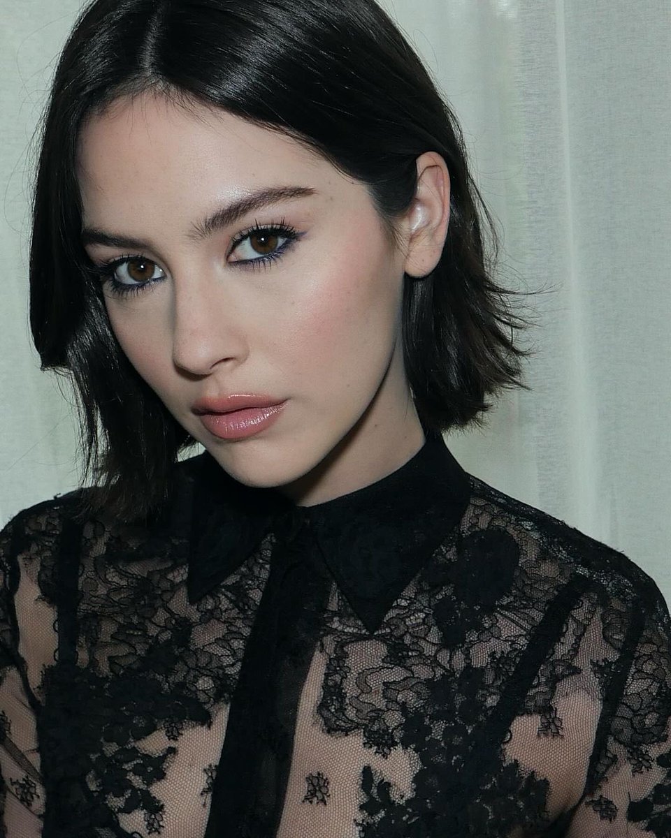 writtenbymb's tweet image. SOMEONE PUNCH ME IN THE FACE