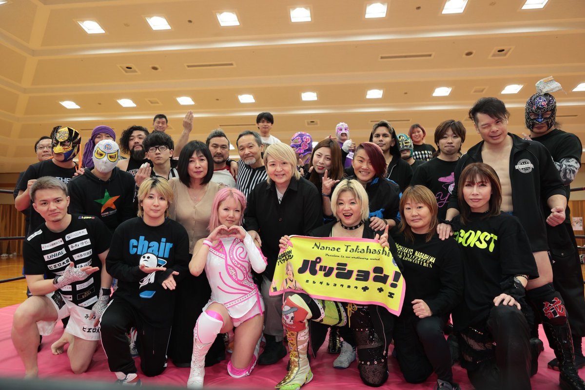 epw63char's tweet photo. 2024年2月25日
#しゃあ岩国凱旋興行 
ご来場下さったお客様ありがとうございました✨
観戦人数は約350〜370人くらい！
✨✨満員御礼✨✨

今日でちょうど1週間です🥺傷も癒えてきました

自主興行に対する想いは会場で
全て話したのでそれ以外のことを💭

今回の興行で一番悔しくて泣きそうだったのは
絶対参戦して欲しい選手が出れなかったり
怪我で欠場になった選手が何人かいたこと🥲
これに関しては当分立ち直れませんでした...

けど今回参戦してくれた選手は
お世話になった選���達、仲の良い選手達
憧れの選手、本当に
私の大好きな人達だけを呼びました😳💕

そして今回の興行のテーマは
✨💝ピンクでキラキラな世界💝✨
ポスターやもちろん会場も😳！

みんなからこんな会場見たことない🩷と
大好評でした💝✨

4試合やりきって、最後にはBigニュースも😳😳！

内容てんこもりで、実際に会場に
来なかった人達は本当に
もったいない興行だったと思います🤔

ファンの方や参戦選手みんなから
愛のある興行だった！感動した🥺と
皆口を揃えて言ってくれました...✨
最後には泣いてる人が
何人もいたとの声も聞きました...🥺

私も今回初めて自主興行をして
改めてみんなからの愛に気付かされ
感謝の気持ちでいっぱいです🥺💕

私にできるみんなへの恩返しといえば
もっともっと強くなり有名になること
この一択のみだと思っています！

なのでみんな私の事信じてついてきて下さい😊

私はこれからもっともっと羽ばたいていきます🪽✨