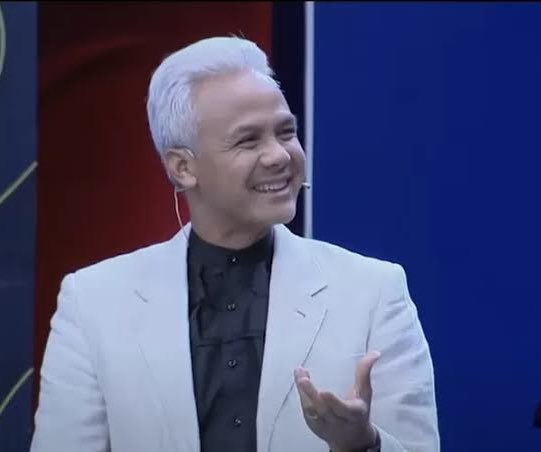 Tegas, Ganjar Tidak Akan Masuk Kabinet Pemerintahan Mendatang

Ketika Ganjar ditanya apakah ada kemungkinan dia akan bergabung ke kabinet pemerintahan selanjutnya, mau gak gabung ke kabinet jika ditawarin.

Siap gak masuk ke kabinet. Ganjar dengan tegas menyatakan dia tidak akan