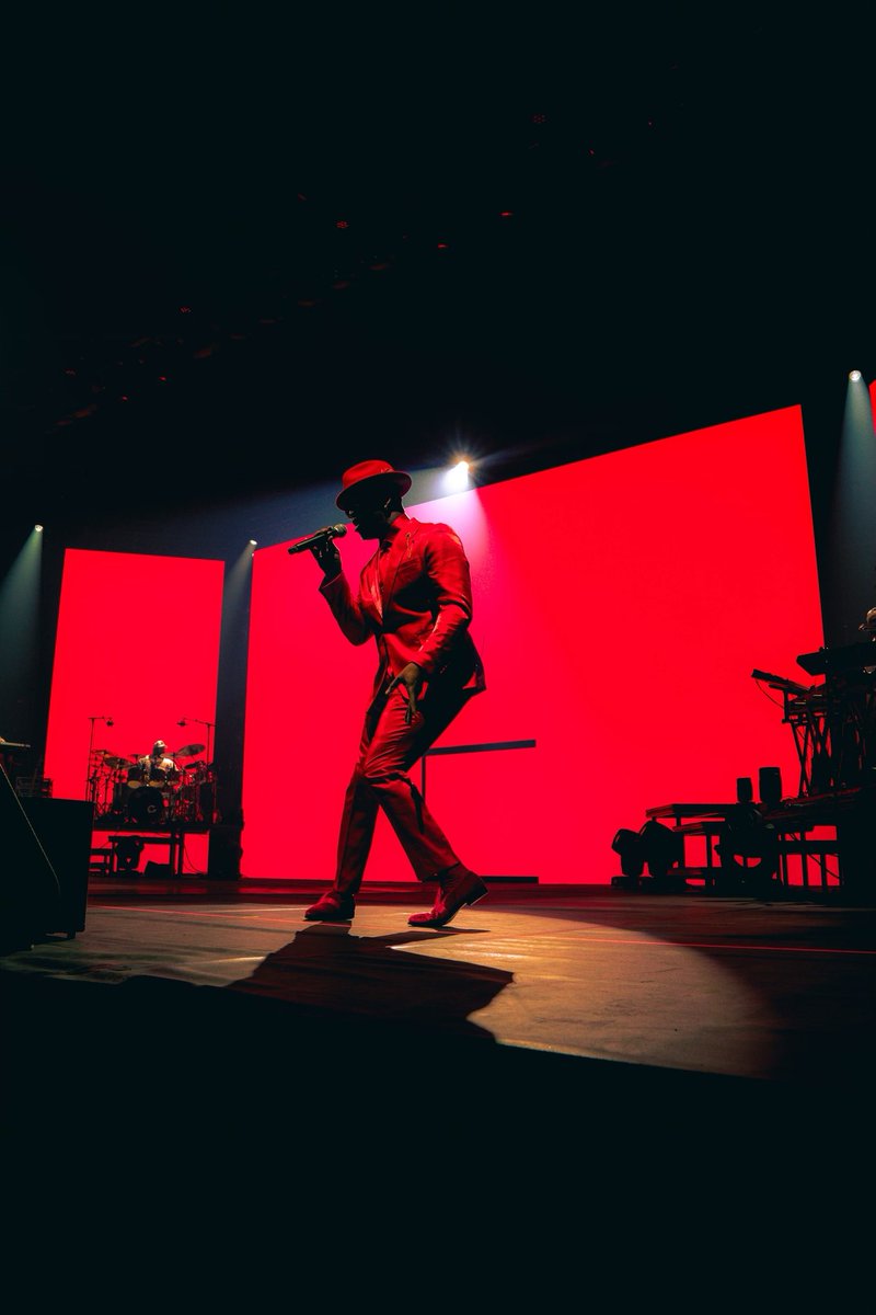 NeYoCompound's tweet photo. WELCOME TO THE CHAMPAGNE LIFE!! 
Thank you Brussels for the love last night! Next stop-- Tilburg, Netherlands! #ChampagneAndRosesTour 🥂🌹 https://t.co/ubfIkivQkG
