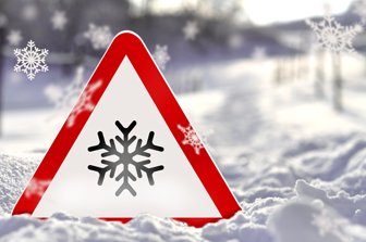 #Météo🌨️ | L'épisode neigeux a débuté dans l'ouest du département cet après-midi et va se poursuivre dans la soirée/début de la nuit.
➡️#Prudence sur les routes au niveau des zones frontalières du #Rhône &amp; de la #Drôme notamment au niveau des cols de la Croix-Haute &amp; de la