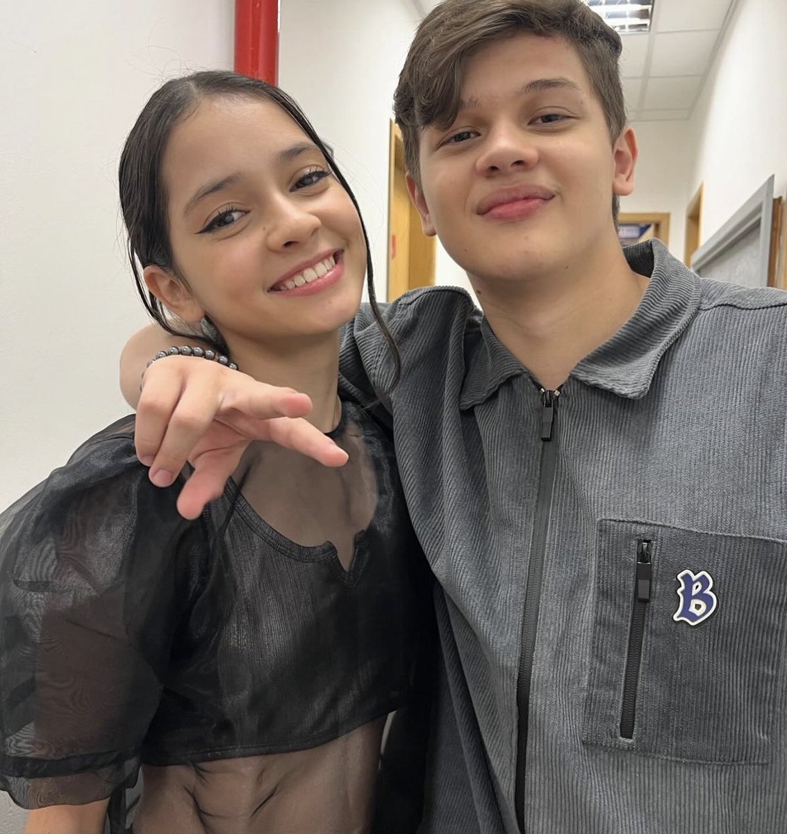 esquinasaoty's tweet photo. O novo estilista da Karen tá arrasando muito, sério !!! https://t.co/F6fm4jkLOZ