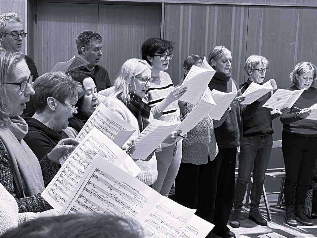 With just three weeks to go until 'At the Movies' take a look at these concentrating faces rehearsing hard! 🤩#londonchoir #londonconcert #twickenham #southwestlondon #whatsonlondon 🎵7pm on 24.03.24 @StMaryTwick Tickets available here🎬➡️ ticketsource.co.uk/booking/select…