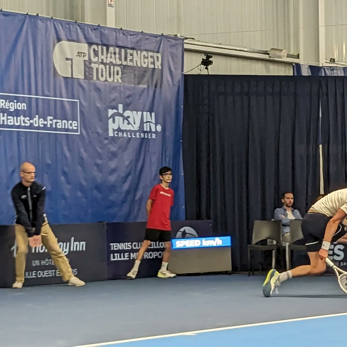 SarahSabe's tweet photo. Finale en cours #PlayInChallenger du #TennisClubLillois entre le français Arthur Rinderknech (rank 90) et le belge Joris De Loore (rank 211). Près de 12 000 spectateurs depuis le début du tournoi 👏 Bravo club et bénévoles pour ce rdv incontournable @lillefrance #HenriLeconte https://t.co/Re0YaYYAbi