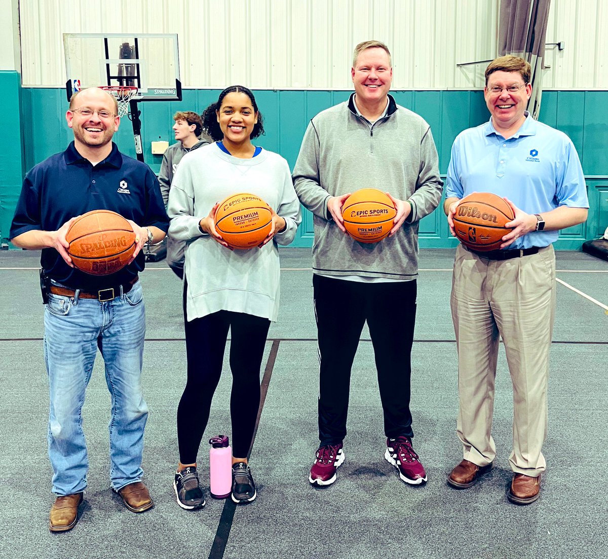 CampHoopsBBall's tweet image. Thank you, @YourCNB, for all the support over the years!  

It’s great to work hard and serve our community, but I love how this bank is always loving and caring and serving others beyond the rigorous work day!  #Blessed #PowerOfLocal #YourCommunityBank