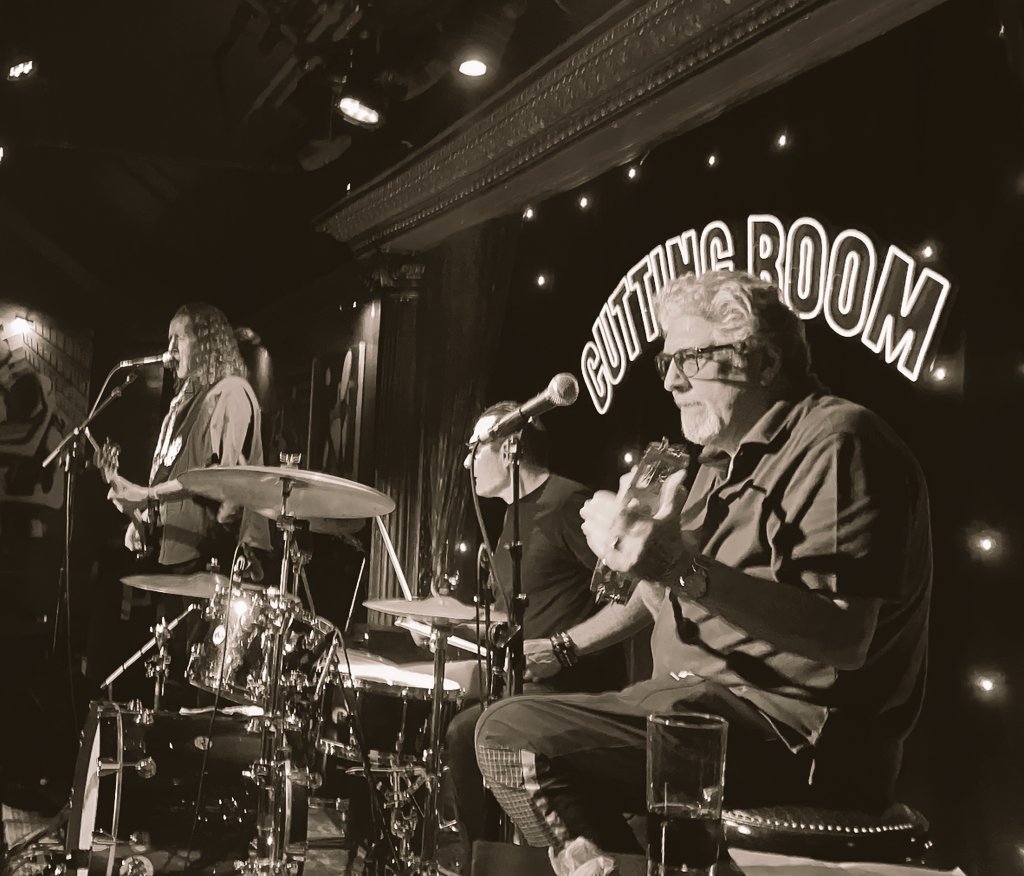 Vincent Pastore's Gangster Squad last night at The Cutting Room NYC. Your pal, Ivan, on Fender bass, backing vocals, and conducting the combo. @lidosoulrevue66 @CuttingRoomNYC @Fender @drstrings @tech21nyc