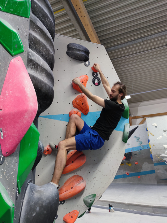 AK Barham goes bouldering! Strengthened finger muscles to help us power through more columns this year🙃🤏