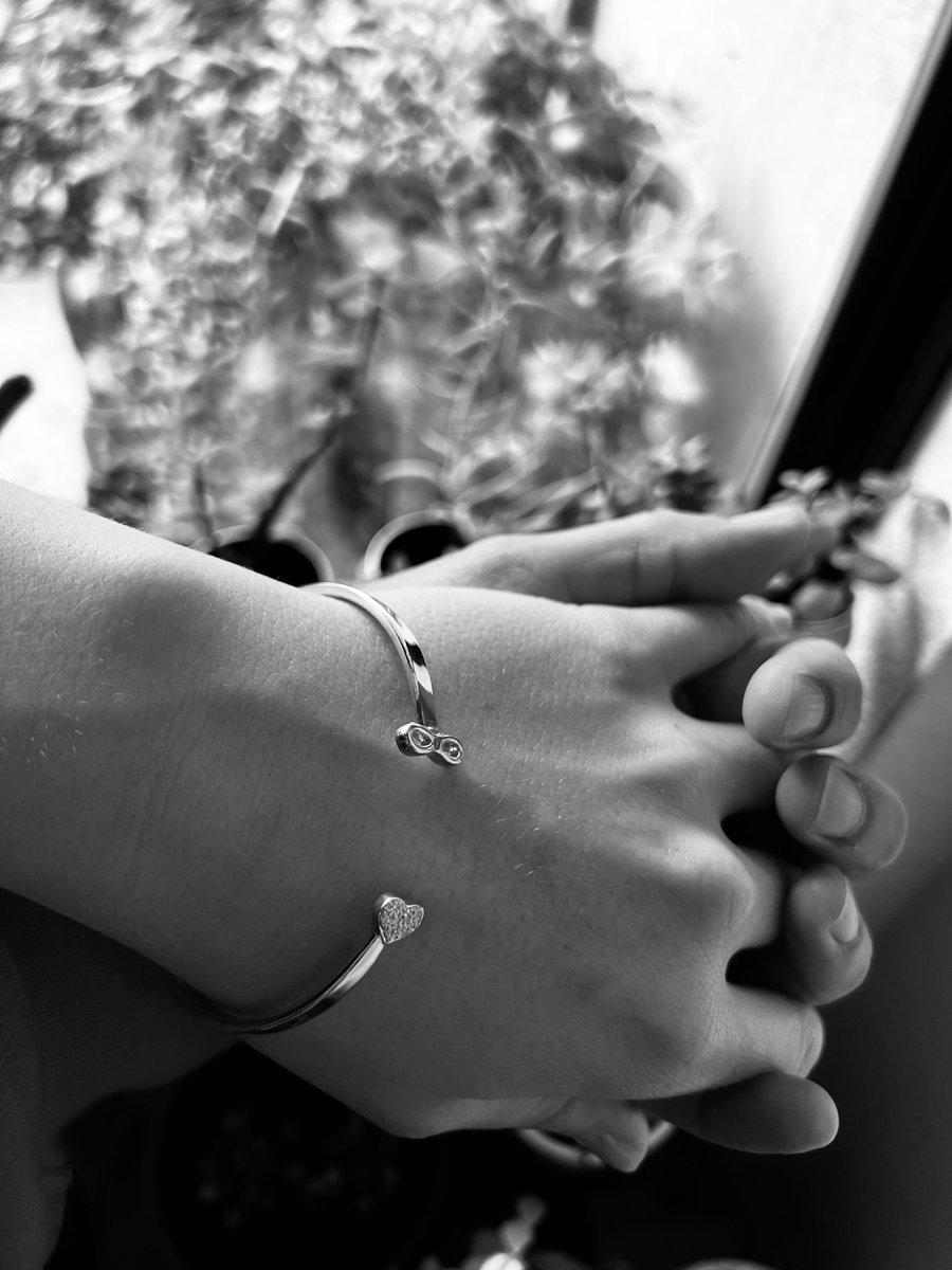 yuri_talk27's tweet photo. Esta semana me llegó mi brazalete: Freenevermore que encargué, es infinitamemte  lindo ✨🐰🌷

#TRAPPINGCOXFREEN 
#BeMyValentineCollection 
#TRAPPINGBeMyValentine #GIRLFREEN  #srchafreen
#trappingreview https://t.co/1WhUk0RaDl