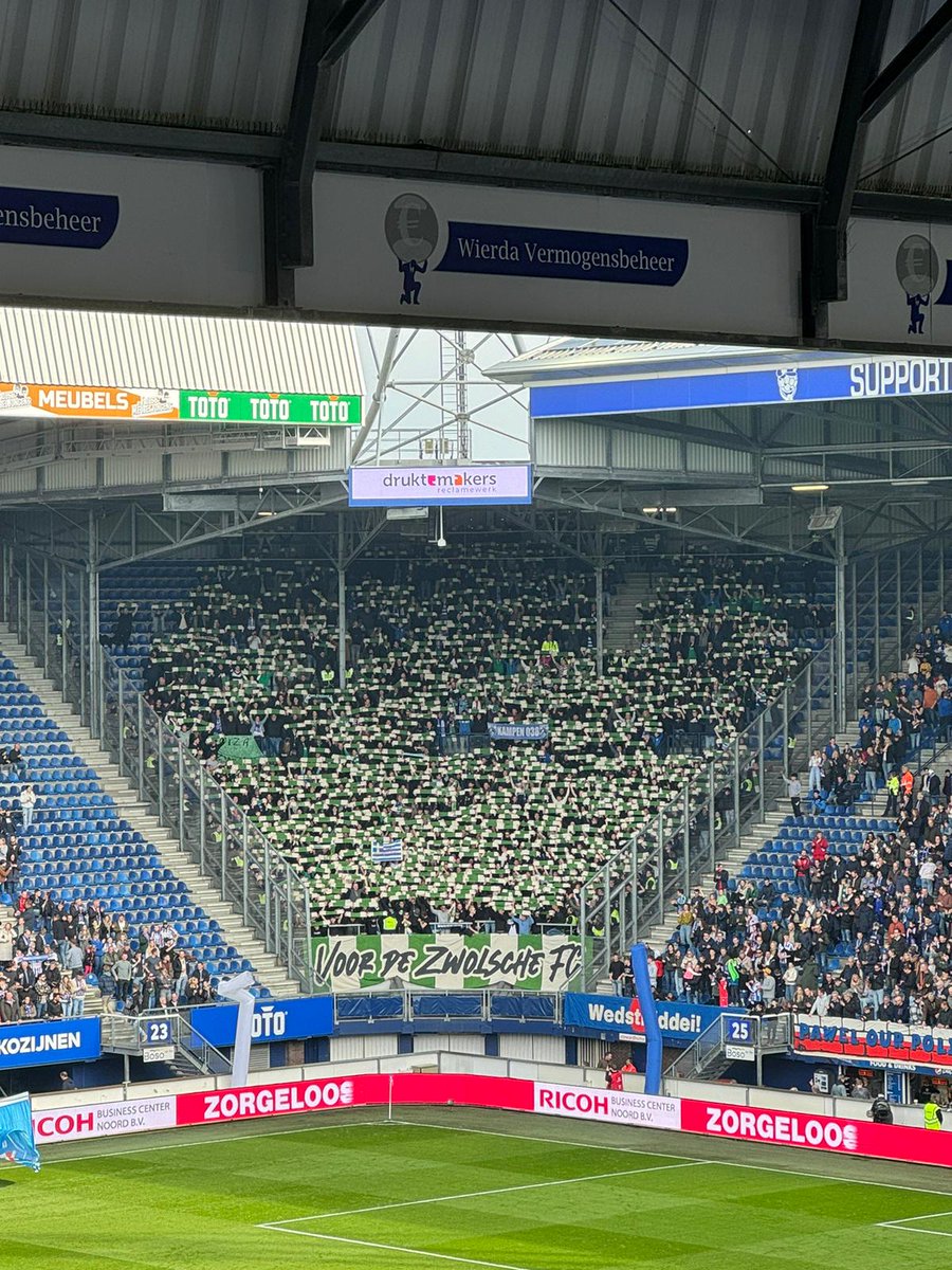 Jorden038's tweet image. Ondanks de 2-0 nederlaag toch een legendarische awayday. Voor het eerst met 1200 man naar een uitwedstrijd in de Eredivisie. Complimenten aan de FEU voor de sfeeractie en mooi aandenken gekregen van de club. Hopelijk haalt dit mensen over om vaker eens mee uit te gaan. #heePEC