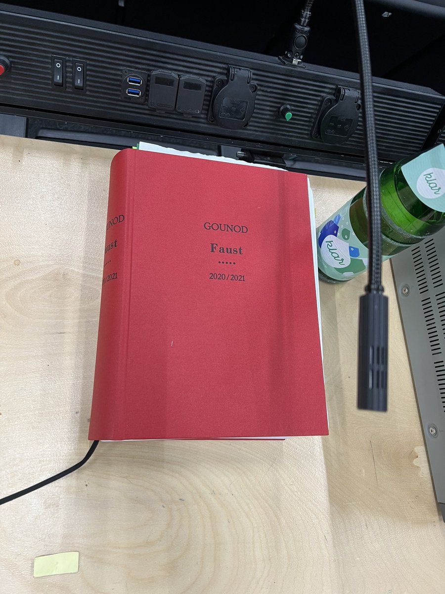 Wagnerianer's tweet photo. 🤜 https://t.co/lmGySUH3kt
