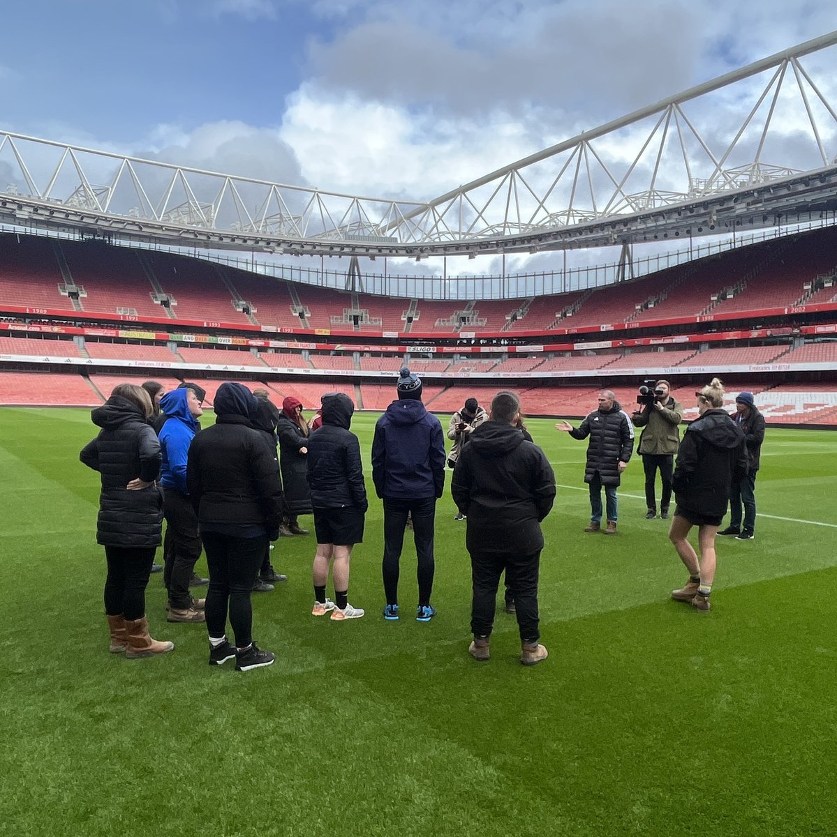 Yesterday an all-female team of 13 grounds staff prepared the Emirates pitch for today's @BarclaysWSL derby with Spurs. We joined @WomeninFootball to watch it happen ... 📹📸💻