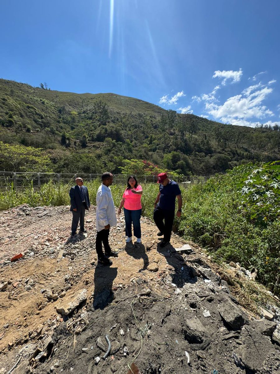 gestionperfecta's tweet photo. ¡Feliz Domingo! Iniciamos este día soleado con la inspección a un terreno ubicado en el sector Los Unidos, en la carretera vieja Caracas Los Teques, parroquia Macarao, en donde desarrollaremos  obras que priorizó la comunidad.

#VenezuelaEsCultura https://t.co/zMc6si7vKE
