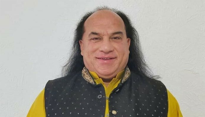 Ambani can easily afford Shah Rukh Khan, but he can't afford Chahat Fateh Ali Khan
#AmbaniWedding #AmbaniFamilyWedding